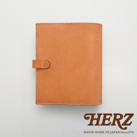 職人手作皮革A5手帳/記事本書套，淺棕色牛皮材質，簡約設計，附有皮革帶扣，車縫線精緻。