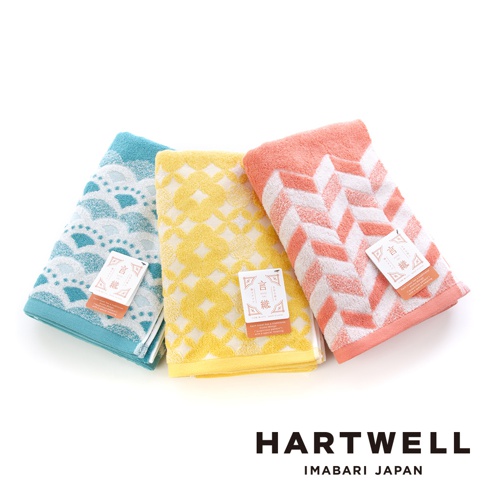 三條今治和風言織浴巾，分別為藍色波浪紋、黃色菱格紋和珊瑚粉色箭羽紋，皆為純棉材質，附有日文標籤。