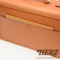 職人手作皮革機師箱 BC-31，採用 tan 色皮革製成，箱面有縫線細節，並設有可插入筆記本的外部口袋。