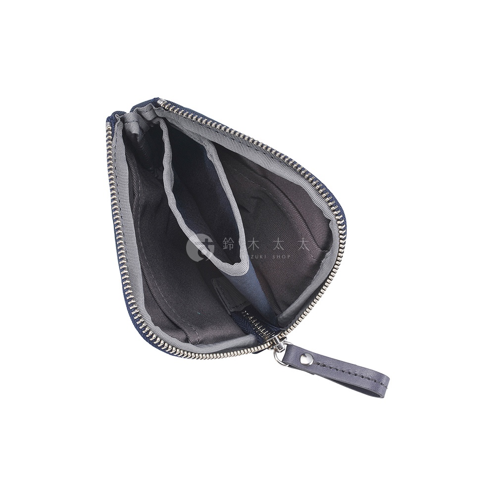 TUTUMU 防潑水迷你錢包，開放式的內部，有深藍色的布料夾層，拉鍊是銀色的，附有一個深灰色皮革拉環。