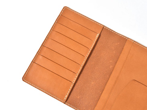 職人手作皮革多用途收納長夾 (KB-5)，展示皮夾內部，採用天然皮革材質，呈現淺棕色調。內有數個卡槽，以及其他收納隔層，縫線清晰，展現精緻工藝。