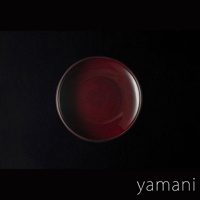 Tsudoi 赤飴釉美濃燒圓盤，採用深紅色釉料，呈現漸變光澤，圓形設計，材質為陶瓷。