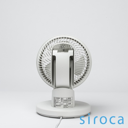 SF-A1610 3D氣流循環扇，主體為白色塑膠材質，背面展示其圓形扇網、可調節角度的支架及方形底座，底部可見產品標籤及電源線。