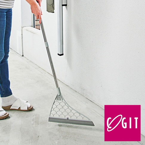 一把銀色鋁合金桿搭配灰色三角形掃頭的掃帚，掃頭上有魚鱗狀的紋路，底部是橡膠刮條。