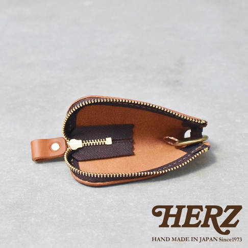 職人手作皮革Organ拉鍊鑰匙包，展示棕色皮革材質，拉鍊為金屬材質，內有鑰匙圈。