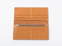 職人手作淺棕色皮革長夾，展開內部，顯示多個卡槽、一個拉鍊零錢袋，以及皮革內部的品牌烙印。