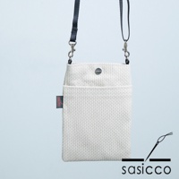 米白色三河木綿刺子織手機包，材質為棉，配有黑色斜揹帶，包身有正面口袋和金屬鈕扣，側面有品牌標籤。