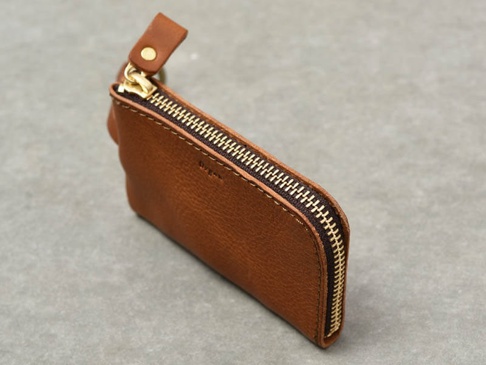職人手作皮革鑰匙包，咖啡棕色，拉鍊為金色，皮革材質，附有金屬釦環與皮革拉繩。