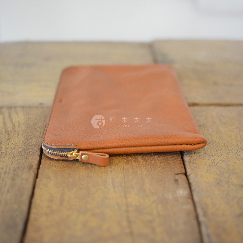 職人手作皮革Organ雙拉鍊收納袋，淺棕色皮革，帶有金色拉鍊和同色皮革拉環，簡約設計，適合日常收納。