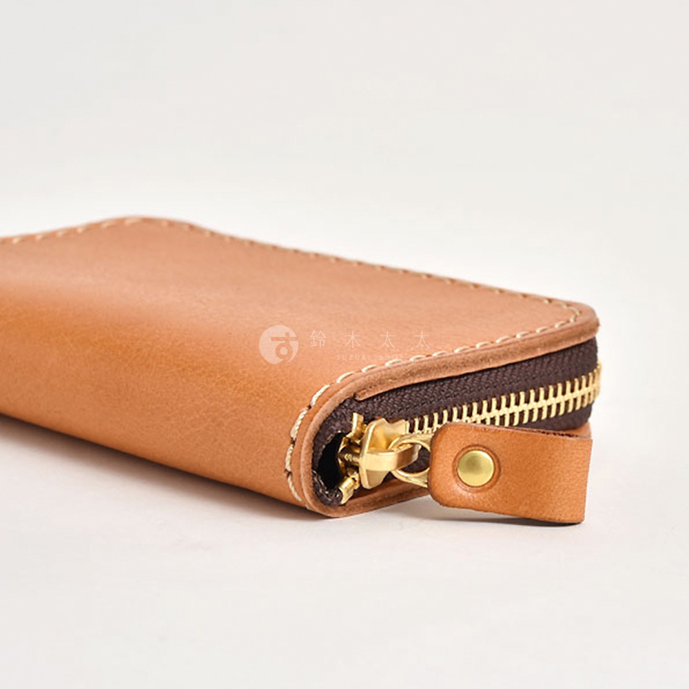 職人手作皮革多用途收納鑰匙包，採用棕褐色皮革，搭配金色拉鍊和皮革拉環，側邊縫線清晰可見。