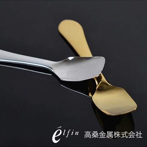 兩支日製純銅製成的冰淇淋匙，一支為銀色，一支為金色，皆呈現光滑金屬質感，置於黑色背景上。