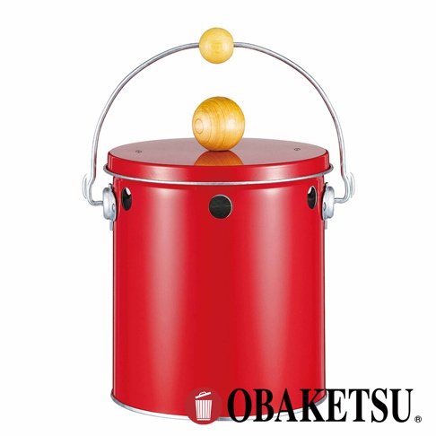 OBAKETSU 品牌紅色手工製蚊香桶，頂部與提把上有木製圓珠裝飾，側邊有圓形透氣孔。