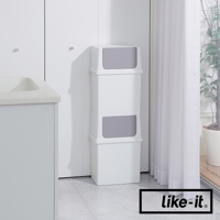 白色前開式寬版可疊垃圾桶堆疊，每個垃圾桶皆為 17L 容量，頂部與中間有灰色面板，採用塑膠材質。