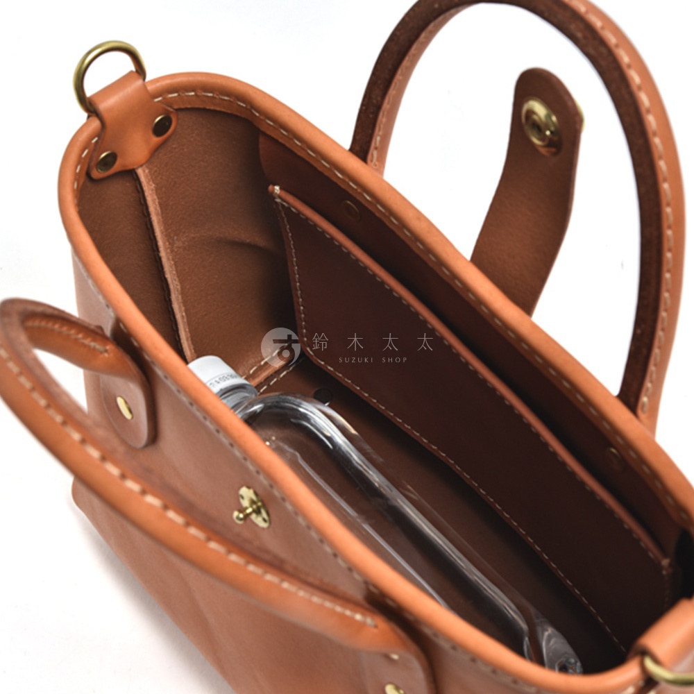 職人手作皮革迷你托特包，經典棕色，內部有一個隔層，可放入瓶裝水。