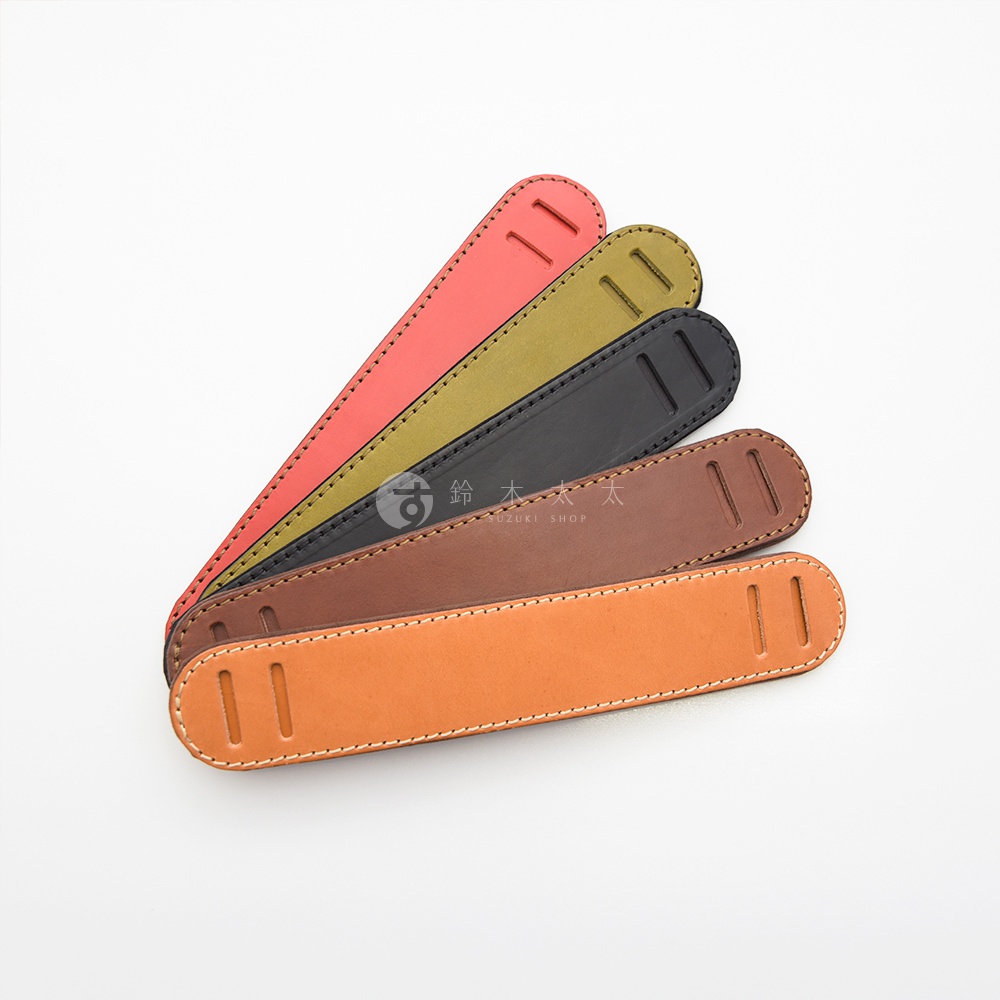 職人手作皮革Big肩墊，展示了珊瑚紅、橄欖綠、黑色、棕色和橘色共五種顏色，皆為皮革材質，帶有縫線及兩個長方形開槽。