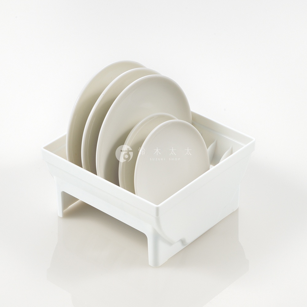 一個白色塑膠餐盤收納架，內有數個白色圓形餐盤。