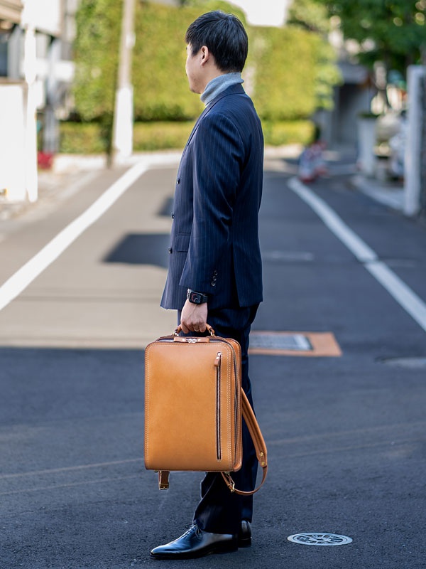 革色キャメルを手持ち。メンズ着用(身長:178cm)。