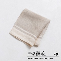 一塊米白色純亞麻斜紋萬用廚房拭巾，帶有織紋邊緣。