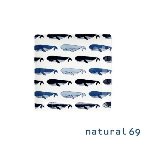 cocomarine × Janke 方形餐盤，白色陶瓷盤面印有深藍色及淺藍色的鯨魚圖案，圖案為重複排列設計。