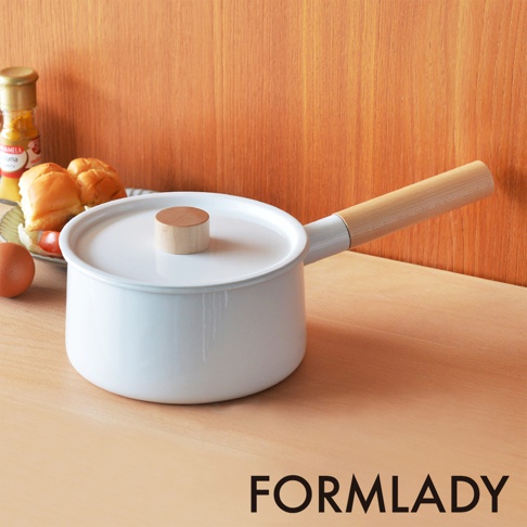 日製小泉誠kaico原木單柄白色琺瑯牛奶鍋，容量2.2L，鍋蓋中央有圓形木製把手，鍋身一側為木紋單柄。