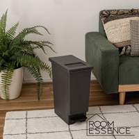 北歐風附蓋簡約垃圾桶，20公升容量，黑色，表面帶有細緻的白色斑點，材質為塑膠。垃圾桶設計有腳踏板，方便開啟。