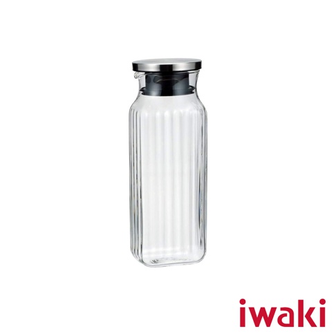 簡約的方形耐熱玻璃水壺，帶有垂直條紋設計，搭配銀色不鏽鋼螺紋蓋，適合居家或辦公室使用。