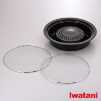 卡式爐專用網狀烤盤，包含一個黑色圓形烤盤主體，內部有黑色圓形導熱盤，側邊擺放兩個銀色金屬網狀烤盤。