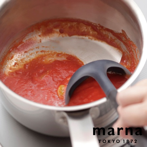 marna TOKYO 1872 品牌標誌，一隻手正用 TRYANGRIP 三角耐熱矽膠料理湯杓在鍋中攪拌番茄醬。