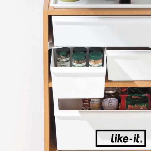 白色窄型可堆疊收納盒，內部裝有數瓶香料罐和食品罐，置於木質層架上。