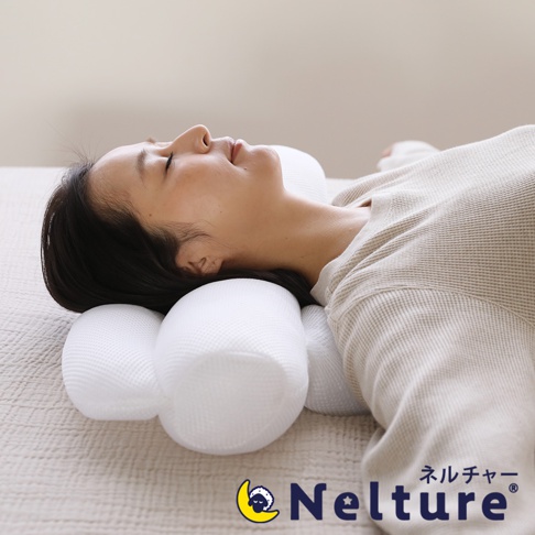 一位女性側臥，頭部枕於一個白色網狀材質的安睡枕上，枕頭設計為多個滾筒狀結構，支撐頸部與頭部。