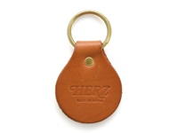 咖啡色皮革製成的圓形鑰匙圈，搭配金色鉤扣和圓環，皮革上壓印有「HERZ」及「MADE IN JAPAN」字樣。