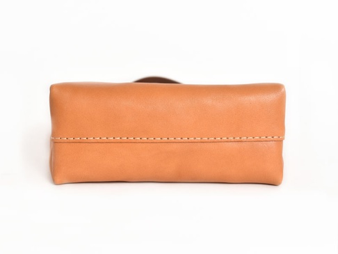 職人手作皮革直式軟皮托特包 (T-205) M，淺棕色皮革，包身有明顯的縫線裝飾。