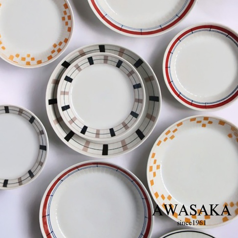 Antico Line 西歐復古主食料理盤，白色陶瓷材質，裝飾有紅藍線條、黑白棕格紋或橘色方塊圖案，共展示五個不同尺寸和設計的盤子。