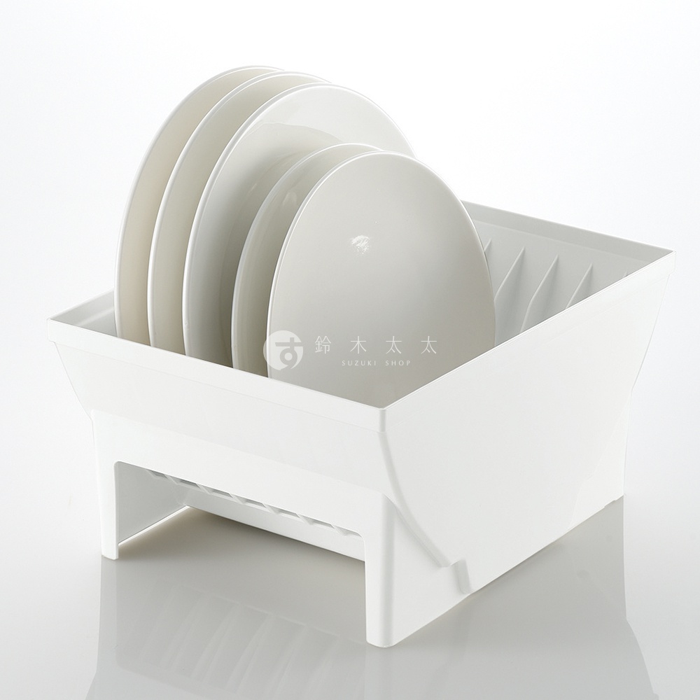 白色櫥櫃式餐盤收納架，可容納多個白色盤子，架子底部有排水孔設計