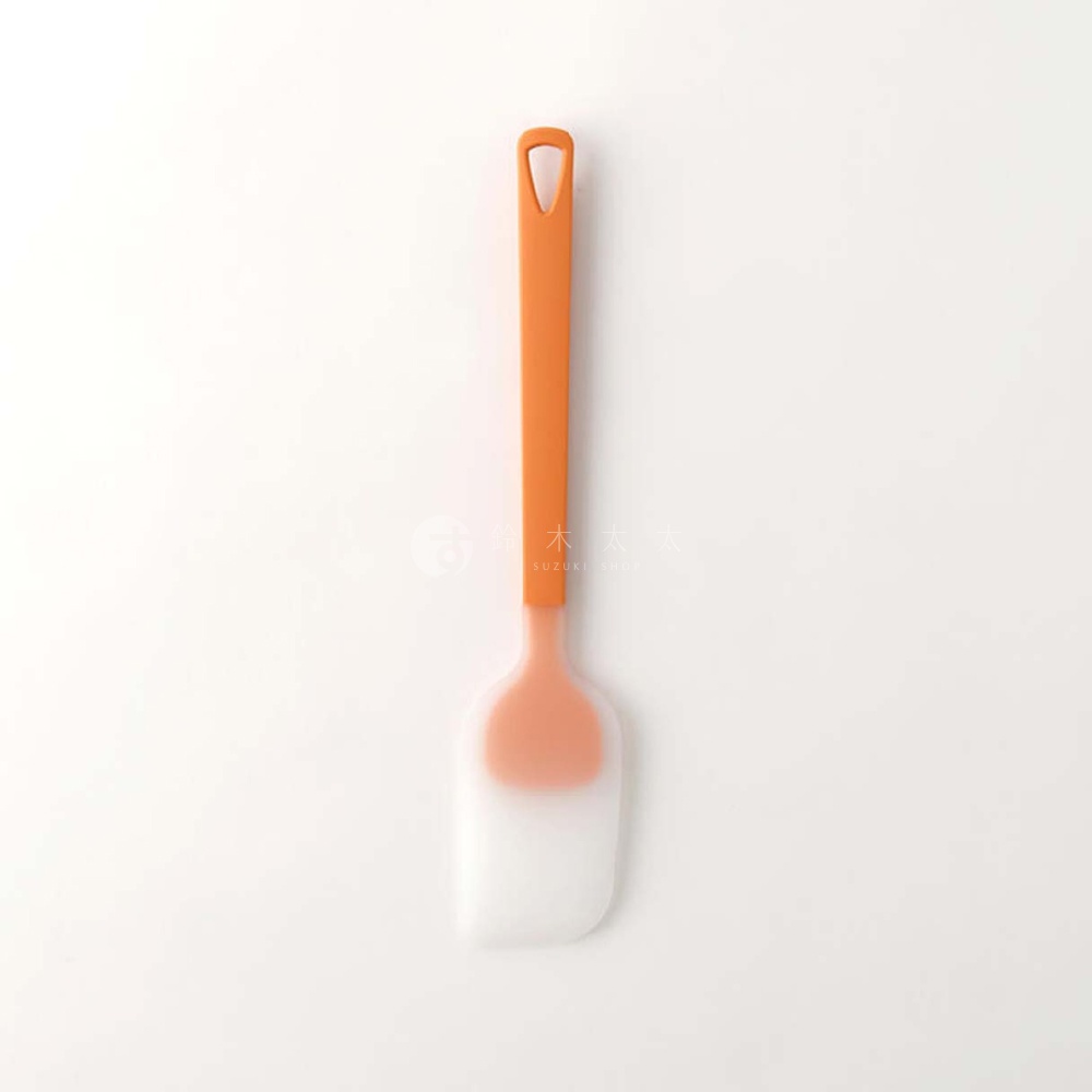 marna TRYANGIP 三角耐熱矽膠料理刮刀，橘色手柄搭配漸層色的白色刮刀，適合烘焙使用
