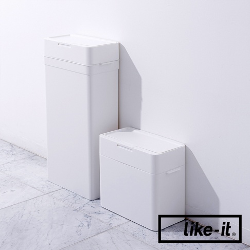 白色塑膠按壓式垃圾桶，有兩個尺寸，一個較高瘦，另一個較矮寬，皆配有可掀式頂蓋，設計簡潔。