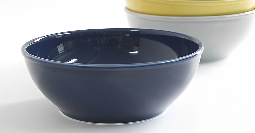 深藍色陶瓷料理深碗，碗壁光滑，邊緣有細緻的藍色線條裝飾。