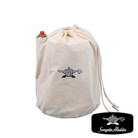 米白色帆布束口袋，印有藍色阿拉丁神燈圖案，頂部裝有紅色塑膠蓋的卡式瓦斯罐。