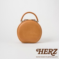 日本HERZ職人手作皮革兩用圓形包，淺棕色，復古簡約設計，附提把與金屬配件。