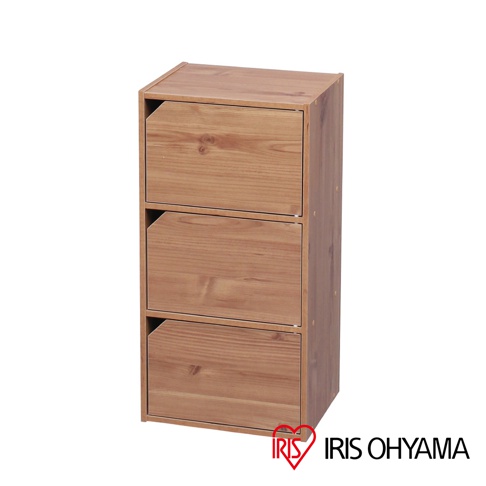 淺木色三層收納櫃，櫃體及門板皆為木質，門板上有斜角設計，底部右側印有IRIS OHYAMA標誌。