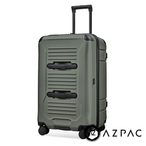 AZPAC Trucker 3.0 系列 26 吋軍綠色硬殼行李箱，採用耐用的德國拜耳 PC 材質製成，箱體表面具備獨特的橫向條紋紋理與兩個標誌性黑色橫向把手，搭載靜音煞車輪與黑色伸縮拉桿，整體呈現工業風格設計。