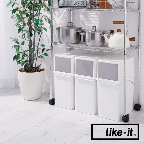 白色長版可疊垃圾桶，配有灰色前開式掀蓋及輪子，三個堆疊於金屬層架下方。