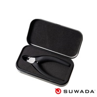 黑色金屬盒裝著一組黑色日本職人指甲剪，剪刀部分為銀色金屬材質，置於黑色海綿襯墊中。