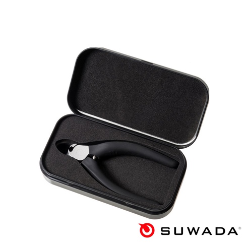 黑色金屬盒裝著一組黑色日本職人指甲剪，剪刀部分為銀色金屬材質，置於黑色海綿襯墊中。