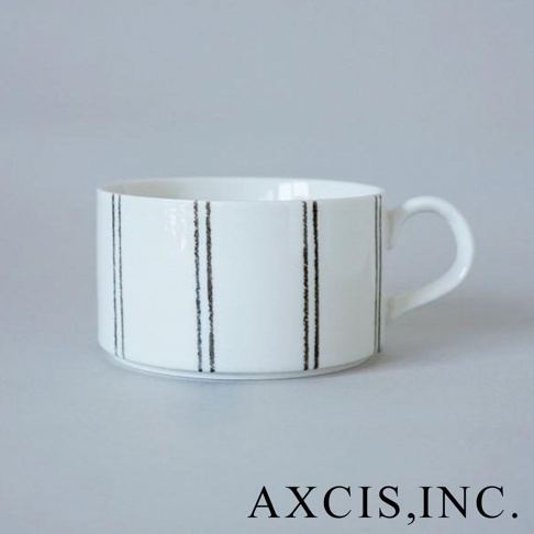 美濃燒白色陶瓷手繪馬克杯，杯身有垂直黑色細條紋，配有白色把手。