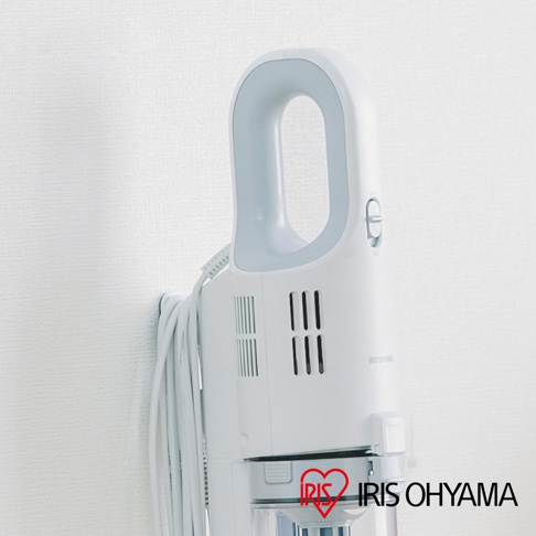 白色輕量化有線吸塵器，配有淺灰色提把和側面散熱孔，機身下方有透明集塵筒，並印有「IRIS OHYAMA」品牌標誌。