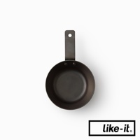 深灰色直火專用萬能調理把手鐵杯，圓形鍋體，附有長柄和掛孔，材質為金屬。