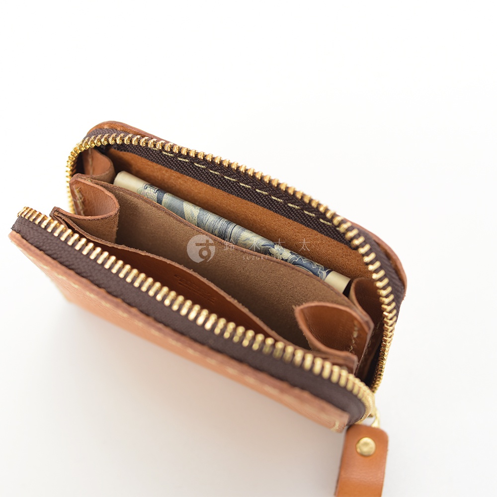 職人手作皮革高機能收納錢包 KK-59，淺棕色。錢包採用拉鍊開合，內部有夾層，可收納鈔票與卡片。皮革質感紋理清晰，縫線整齊。