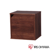 深棕色木紋立方體附門組合收納櫃，材質為木質，設計簡約，門板平整，櫃體邊緣有細微接縫。