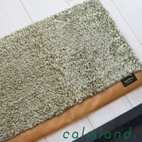 Ward Robe 天然防滑玄關地墊，淺綠色絨毛材質，搭配咖啡色包邊，設有黑色品牌標籤，標有「Ward Robe MADE IN JAPAN」。